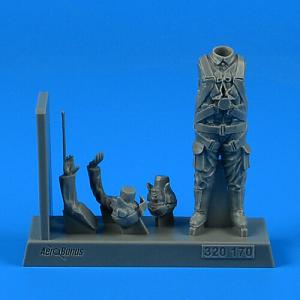 Japanese WWII Fighter Pilot or Japanese WWII Kamikaze Pilot &middot; AERB 320170 &middot;  Aerobonus &middot; 1:32