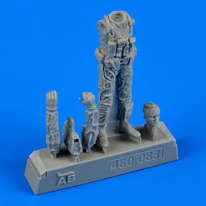 US navy pilot with bag Vietnam War 1965-1973 · AERB 480083 ·  Aerobonus · 1:48