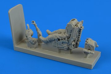 Soviet Pilot with ejection seat - SU-22/ Su-25 &middot; AERB 480162 &middot;  Aerobonus &middot; 1:48