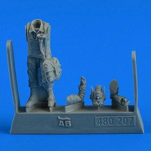 USAF WWII Pilot with parachute · AERB 480207 ·  Aerobonus · 1:48