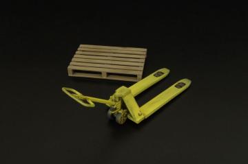 Pallet truck w- palette · BRN L32027 ·  Brengun · 1:32
