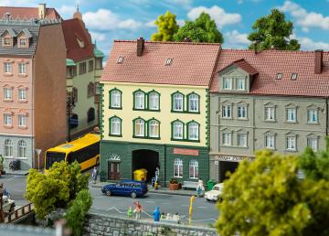 Stadthaus mit Modellbaugeschäft · FAL 130628 · Faller · H0 Stadthaus mit Modellbaugeschäft · FAL 130628 · Faller · H0
