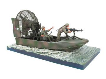 Aircat Airboat Base with 2 Figures (the boat is not included) · HF 083 ·  Hobby Fan · 1:35