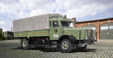 B�ssing 8000 S 13 &middot; RE 07498 &middot;  Revell &middot; 1:24