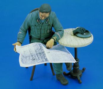 Italian Officer - WWII · ROY 215 · Royal Model · 1:35 Italian Officer - WWII · ROY 215 · Royal Model · 1:35