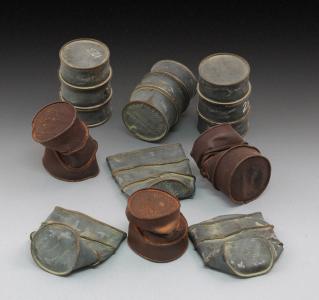 German damaged oil drums-WWII &middot; ROY 618 &middot;  Royal Model &middot; 1:35