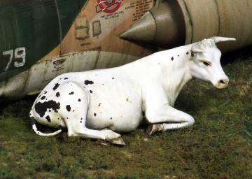 Cow lying down · ROY 748 ·  Royal Model · 1:35