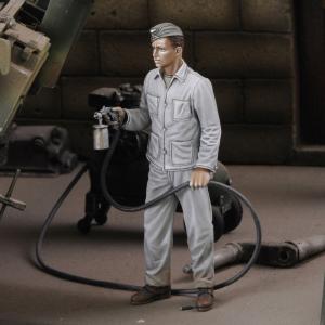 Soldier spray painting &middot; ROY 758 &middot;  Royal Model &middot; 1:35