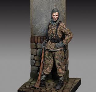 Waffen SS Grenadier with rifle &middot; ROY 795 &middot;  Royal Model &middot; 1:35