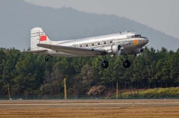 DC-3 · TRU 05813 ·  Trumpeter · 1:48