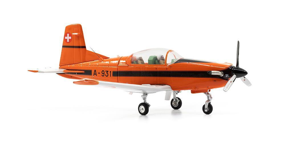 Collector günstig Kaufen-Pilatus PC-7 A-931 Ursprungsbemalung orange. Pilatus PC-7 A-931 Ursprungsbemalung orange <![CDATA[Arwico Collector Edition / 881716 / 1:72]]>. 