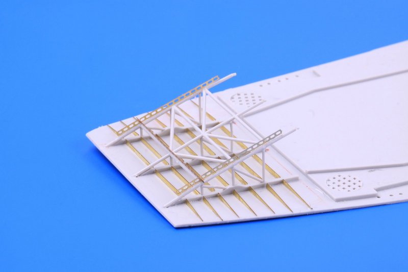 DKM Graf Zeppelin - Part 1 - Deck & cranes [Trumpeter] · Eduard · 53204