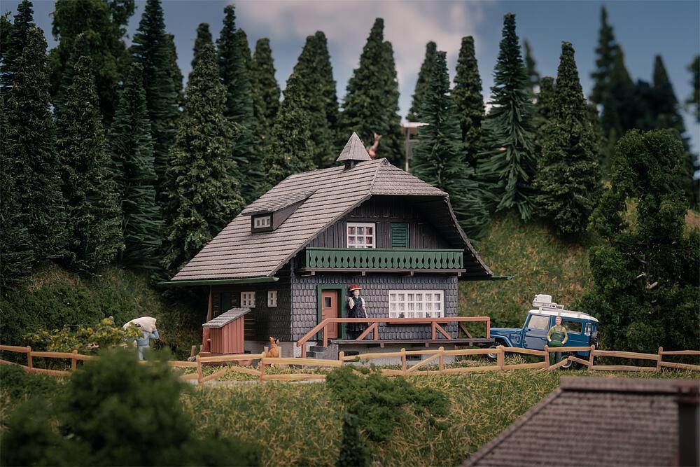 Jubiläumsmodell – Schwarzwaldhaus mit Figur