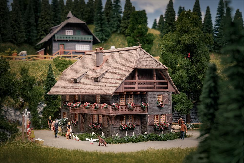 Jubiläumsmodell – Uhrenmacherhaus mit Figur