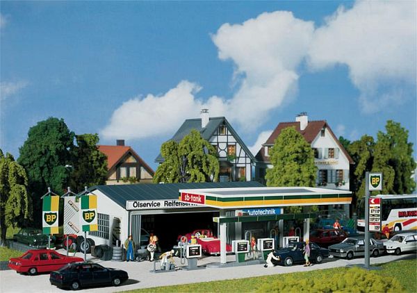 Faller günstig Kaufen-Tankstelle mit Servicegebäude. Tankstelle mit Servicegebäude <![CDATA[Faller / 130345 / H0]]>. 