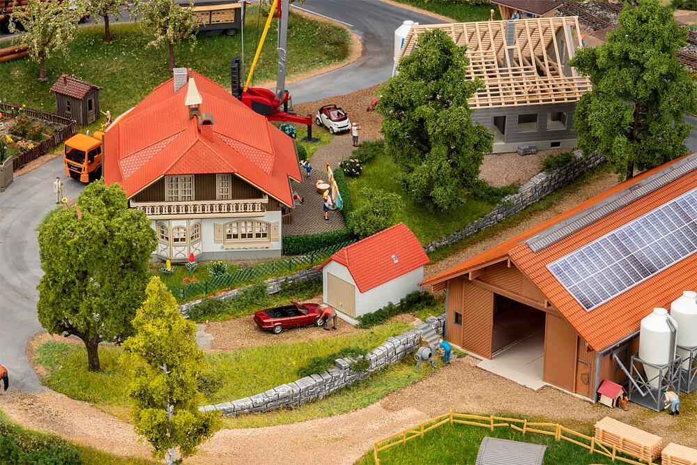 Garage günstig Kaufen-Bauernhaus mit Stallung und Garage. Bauernhaus mit Stallung und Garage <![CDATA[Faller / 130583 / H0]]>. 