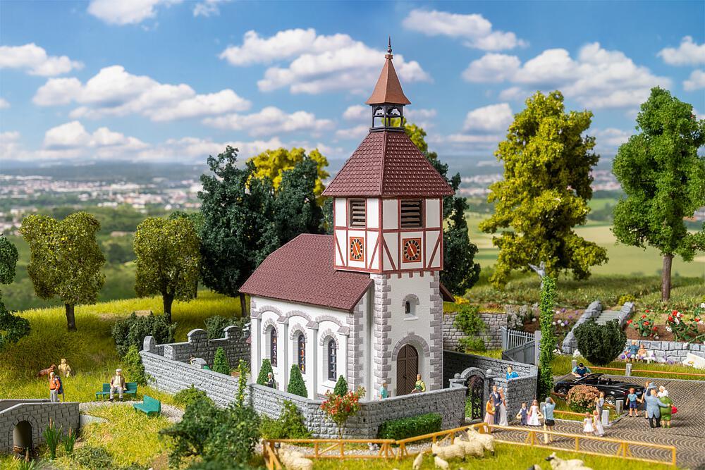 Dorfkirche mit Kirchhof