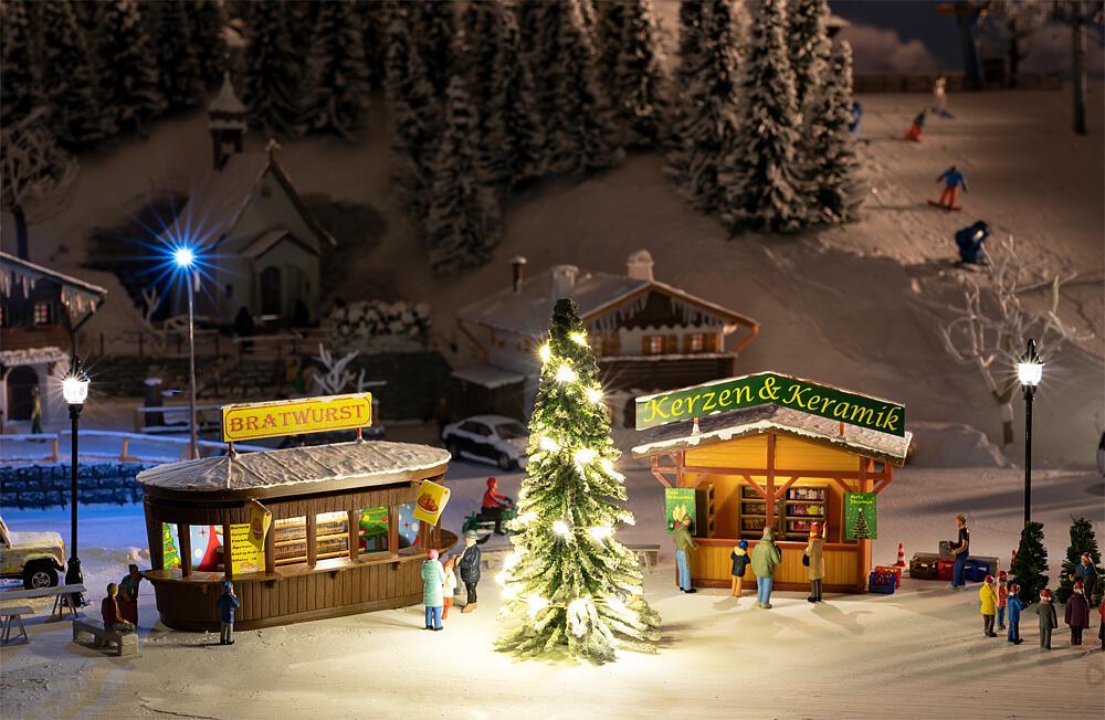 TS 34  günstig Kaufen-2 Weihnachtsmarktbuden mit beleuchtetem Weihnachtsbaum. 2 Weihnachtsmarktbuden mit beleuchtetem Weihnachtsbaum <![CDATA[Faller / 134002 / H0]]>. 