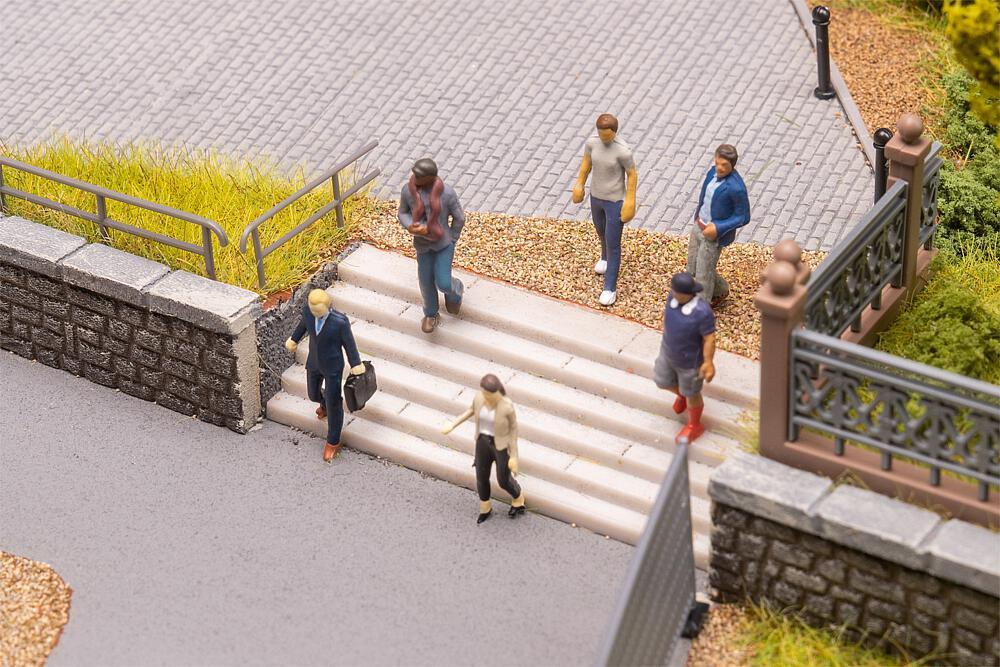 Treppenabsteigende Personen