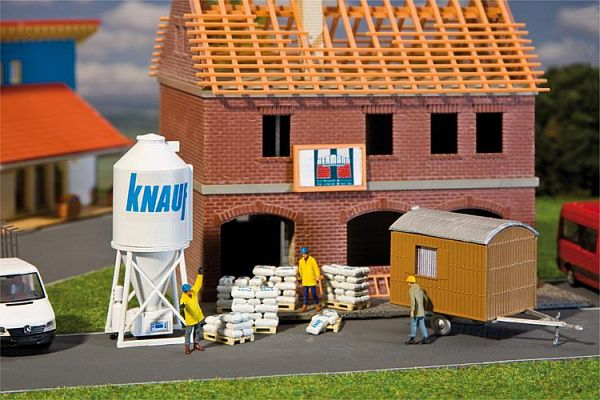 Gips-Silo und Bauwagen