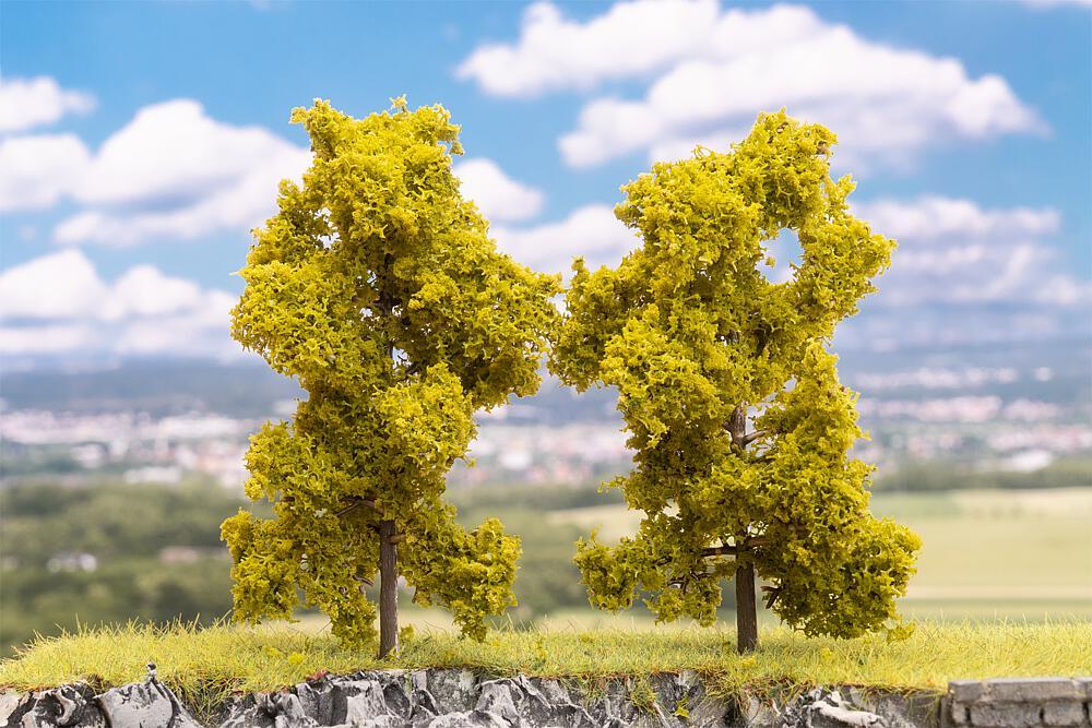 4 Laubbäume, hellgrün