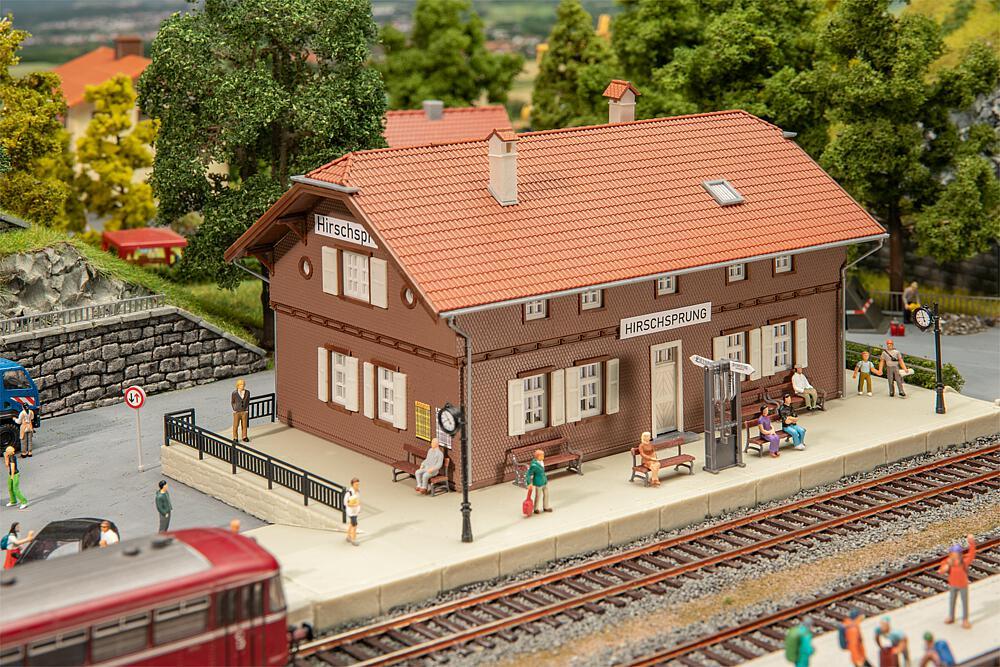 4104090918224 - Bahnhof Hirschsprung - Monatsmodell Oktober