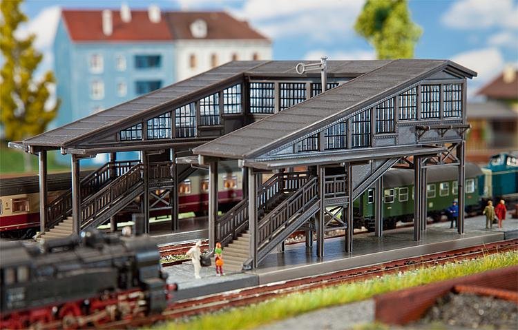 Faller günstig Kaufen-Bahnsteigbrücke Radolfzell. Bahnsteigbrücke Radolfzell <![CDATA[Faller / 222153 / N]]>. 