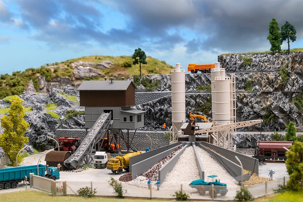 Betonmischwerk mit Kies-Verladesilo