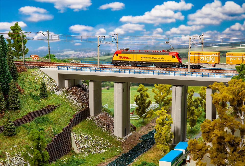 Spielzeug/Eisenbahnen: Faller Betonbrücke
