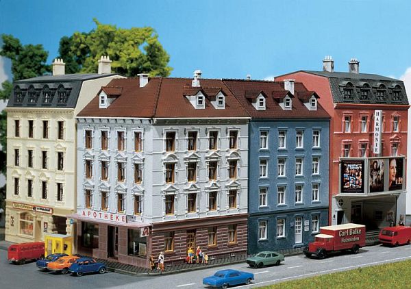 Eckhaus mit Nebengebäude