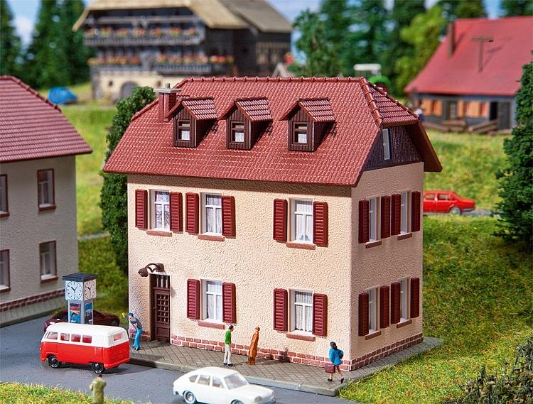 Siedlungshaus mit Fensterläde