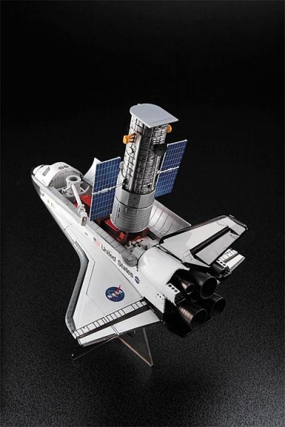 Hubble Space Teleskop mit Space Shuttle und Astronauten